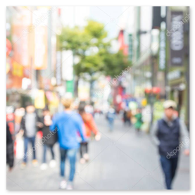 Belebter Straßenmarkt mit Neonzeichen bei Nacht