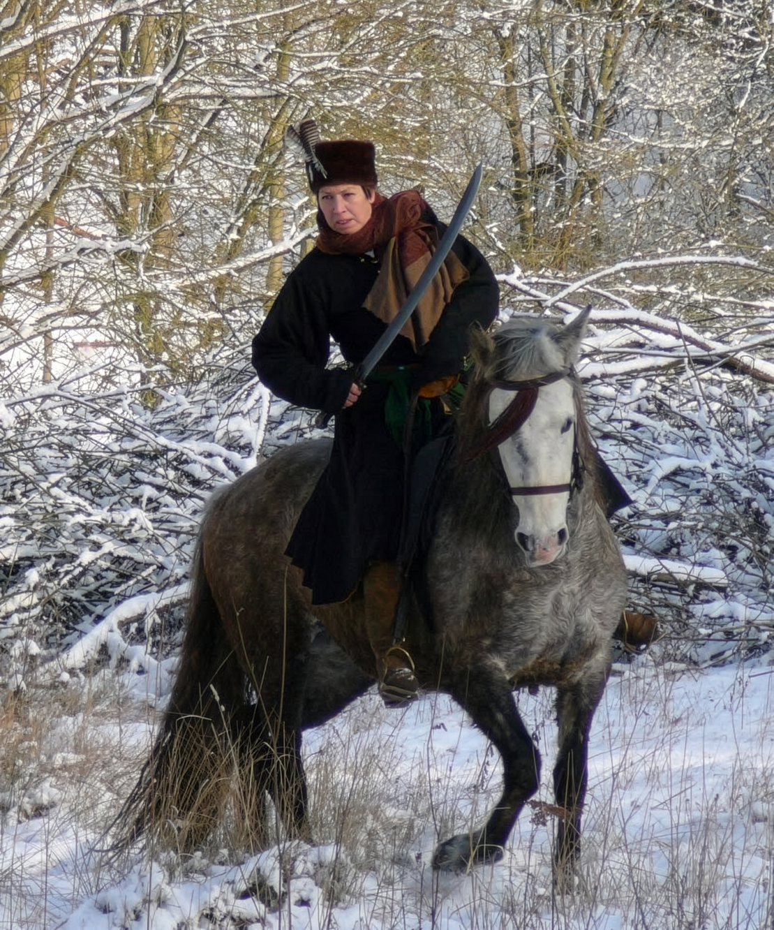 Teilnehmende in Neonstraßen bei Nacht