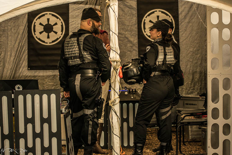 Werkbank mit Elektronik und LEDs