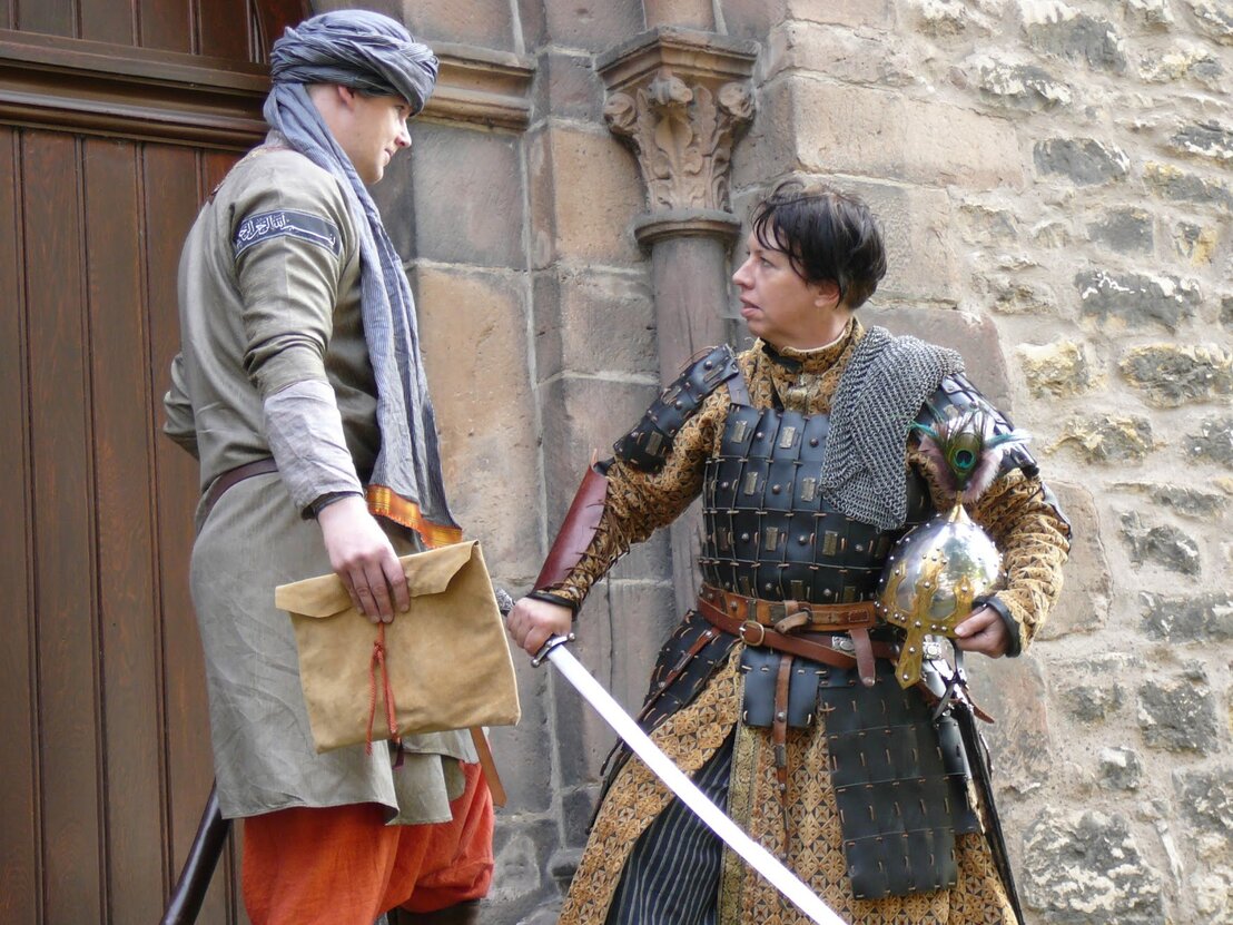 Heist-Setup mit Konsole und Neonlicht