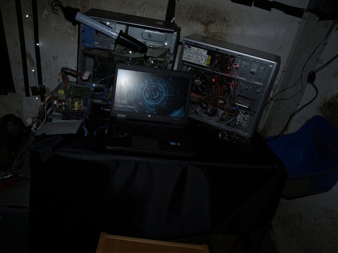 Requisiten mit Neonlicht und Soundgear