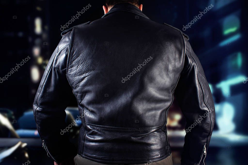 Straßengang in Neon-Gasse mit Graffiti