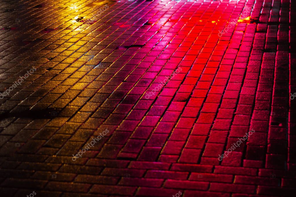 Regenverhangene Neon-Gasse mit Noir-Atmosphäre