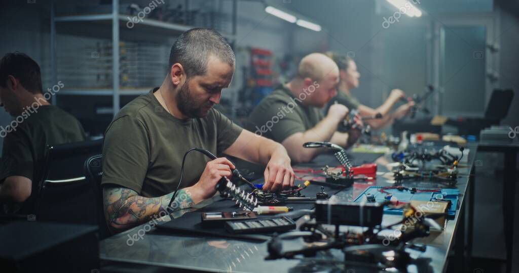 Werkbank mit Drohnen und Werkzeugen